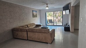 Smart TV, books - 🌊 Condo in the Cancun Hotel Zone | Just Steps from Playa Ballenas and the Mall (Cancún)