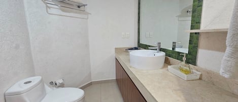 シャワー、ヘアドライヤー、タオル、石鹸