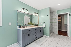 Shower, hair dryer, towels, soap - Spacious 5-bedroom mountain view house in beautiful Asheville (Asheville)
