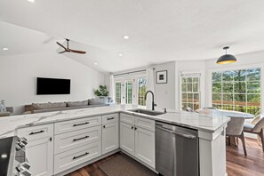 Interior - Spacious 5-bedroom mountain view house in beautiful Asheville (Asheville)