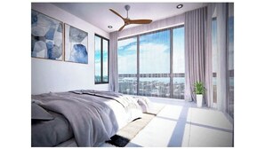 Ein modernes Schlafzimmer mit einem großen Bett, einem Deckenventilator und Blick auf die Stadt.