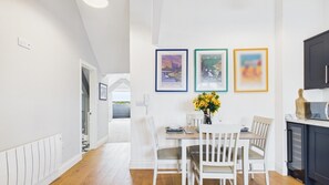 Dining - Captains Lookout - 1 Bedroom Apartment - Tenby (Tenby)
