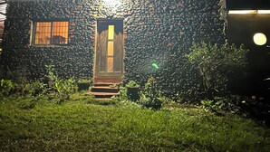 A stone building with a wooden door and steps leading to the entrance. - Quaint 1-bedroom country house in tranquil farm (Masaya)