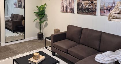 Bright and cozy private suite near airport