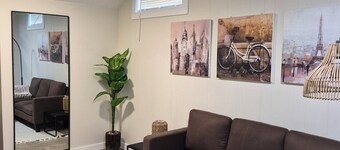 Bright and cozy private suite near airport