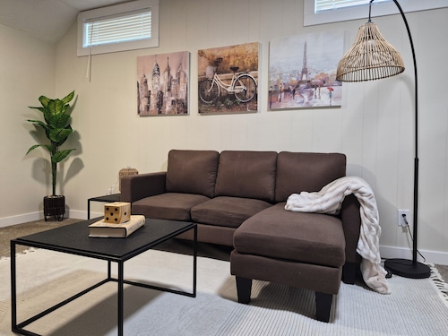 Bright and cozy private suite near  airport