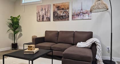 Bright and cozy private suite near airport
