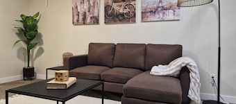 Bright and cozy private suite near airport