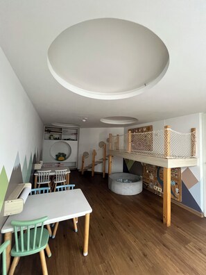 Children’s area - Miraflores TOP: Modern Apartment, Perfect Location + Carport (Miraflores)