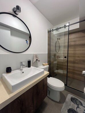 Hair dryer, towels, soap, toilet paper - Miraflores TOP: Modern Apartment, Perfect Location + Carport (Miraflores)