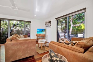 TV, books, stereo - Barefoot by the beach - 47 Plover St (Noosa)