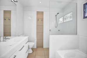 Hair dryer, towels, soap, toilet paper - Barefoot by the beach (Noosa)