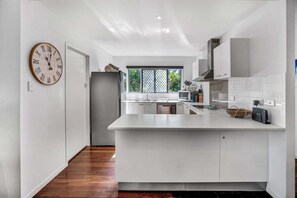 Fridge, microwave, oven, stovetop - Barefoot by the beach (Noosa)