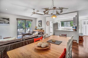 TV, books, stereo - Barefoot by the beach (Noosa)