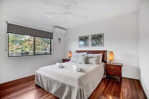 3 bedrooms, desk, iron/ironing board, free WiFi - Barefoot by the beach (Noosa)