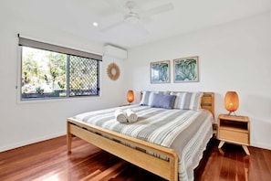 3 bedrooms, desk, iron/ironing board, free WiFi - Barefoot by the beach - 47 Plover St (Noosa)