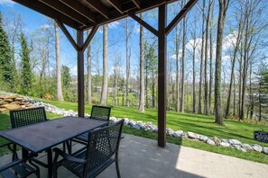 Outdoor dining - Hendersonville Duplex | Sleeps 8 | Free Tix (Hendersonville)