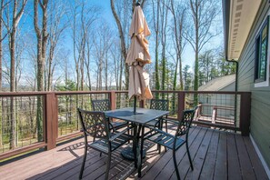 Outdoor dining - Hendersonville Duplex | Sleeps 8 | Free Tix (Hendersonville)