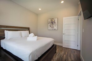WiFi, bed sheets - Lower Level Retreat w/ Free Tix | Private + Cozy (Hendersonville)