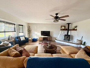 TV, fireplace, books - Wine Country Ranchette  Cozy & Family-Friendly (Paso Robles)