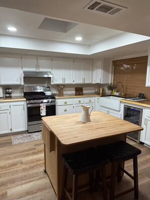 Fridge, microwave, oven, stovetop - Wine Country Ranchette  Cozy & Family-Friendly (Paso Robles)