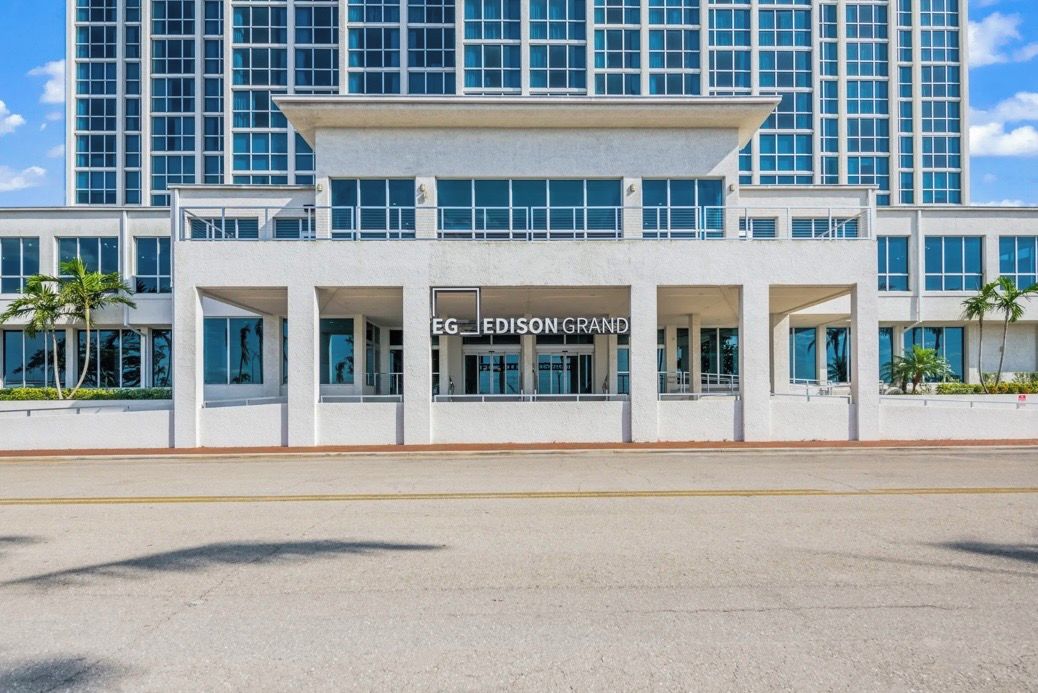 Un hôtel moderne doté d’une entrée imposante, de grandes fenêtres et offrant une vue dégagée sur le paysage urbain environnant.