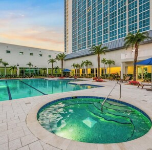 Una piscina al aire libre, una piscina climatizada