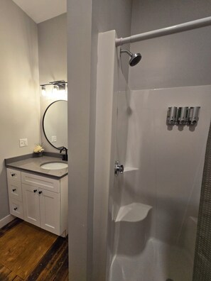 Regadera, toallas, jabón, papel de baño 