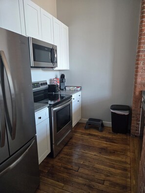 Private kitchen - Cozy 1-bedroom loft apartment in the heart of Providence. Gym and Barbershop #10 (Providence)