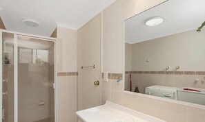 Bathroom - Burleigh Coastal Haven | Kingston 4 (Gold Coast)