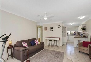Living area - Burleigh Coastal Haven | Kingston 4 (Gold Coast)
