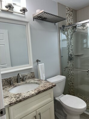 Shower, hair dryer, towels, soap - Cozy 2-bedroom Duplex in charming Downtown of Sarasota. (Sarasota)