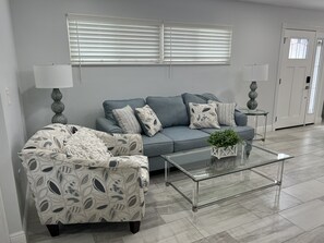 Smart TV - Cozy 2-bedroom Duplex in charming Downtown of Sarasota. (Sarasota)