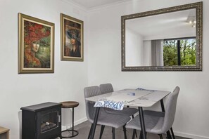 Dining - Comfortable Stay Near Melbourne’s West End (Ascot Vale)
