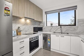 Fridge, microwave, oven, stovetop - Comfortable Stay Near Melbourne’s West End (Ascot Vale)