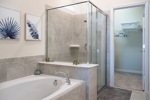 House, 5 Bedrooms | Bathroom - 3811LNA 5 Bedroom Home (Davenport)