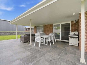 Outdoor dining - The Fairway - Refined Living & Private Guest Suite (Orange)