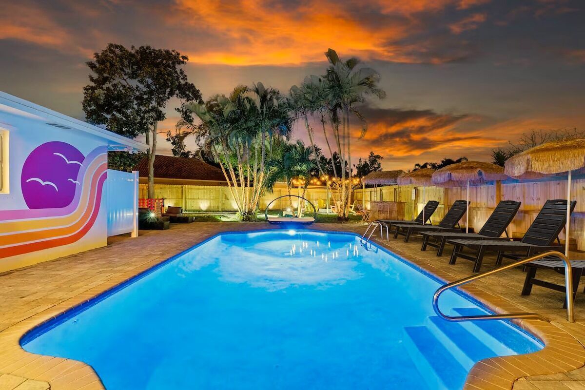 Una piscina al aire libre, una piscina climatizada