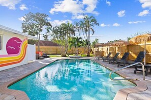 Una piscina al aire libre, una piscina climatizada