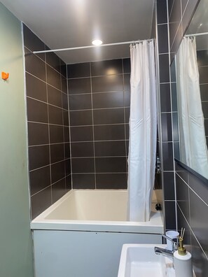 Hair dryer, towels, soap, toilet paper - Stylish 2 bed in prime location with Free Parking (Birmingham)