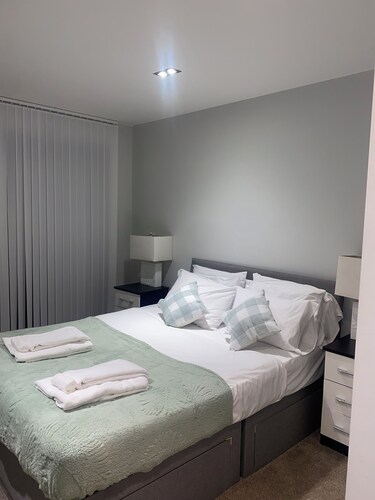 Stylish 2 bed in prime location with Free Parking