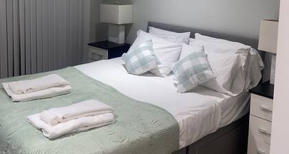 Stylish 2 bed in prime location with Free Parking