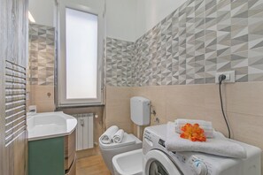 Shower, hair dryer, bidet, towels - La Genzianella, Andora, Italy (Andora)