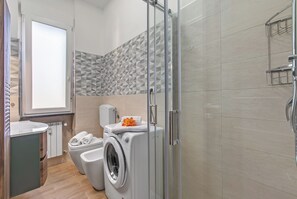 Shower, hair dryer, bidet, towels - La Genzianella, Andora, Italy (Andora)