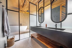 Shower, hair dryer, towels, shampoo - Architect-Designed Villa Pool & Chef's Kitchen (Playa Grande)