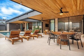 Outdoor dining - Architect-Designed Villa Pool & Chef's Kitchen (Playa Grande)