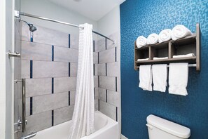 Habitación Deluxe doble | Baño | Artículos de higiene personal gratuitos, secador de pelo y toallas