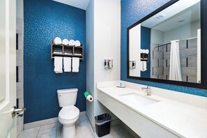 Habitación Deluxe doble | Baño | Artículos de higiene personal gratuitos, secador de pelo y toallas