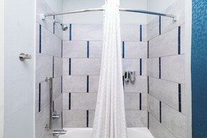 Habitación Deluxe doble | Baño | Artículos de higiene personal gratuitos, secador de pelo y toallas