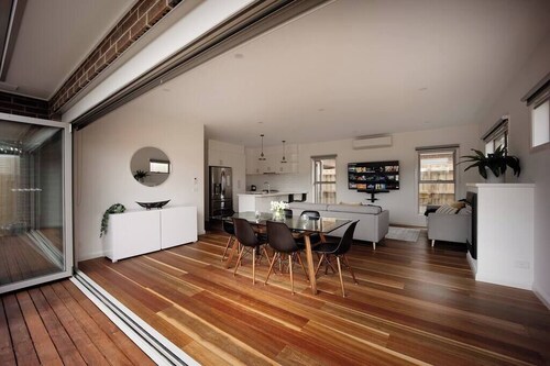 Stylish Retreat, Walk to Beach, Local Hot Springs